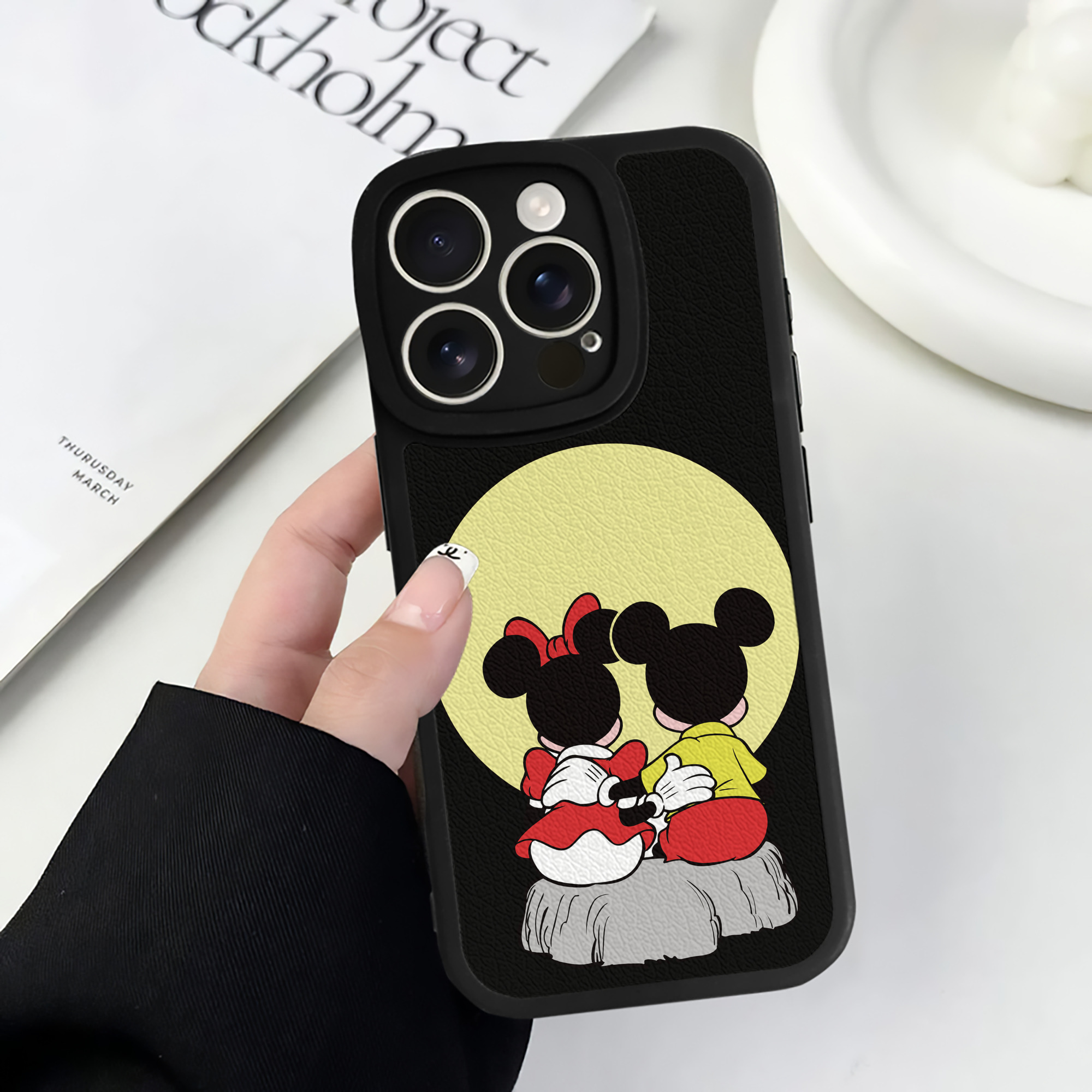（画像用） ミッキーマウス Mickey Mouse 【iPhone 16シリーズ対応】シリコンスマホケース（レザー調） 材質：シリコン